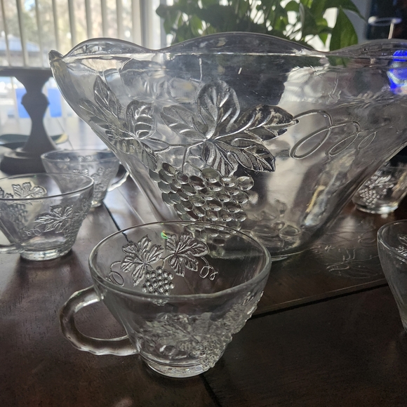 Elegant Clear Glass Bowl with Grape Design & 6 Cups - Picture 4 of 6